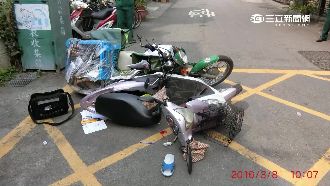 郵差送信撞機車　隔天巧遇對方被打頭