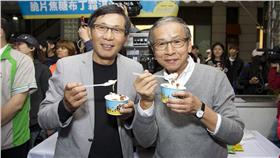 ▲攜手兄弟本色　吳念真到全家吃冰、開口獻聲。（圖／全家）