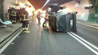 小貨車雪隧側翻！2人輕傷自行脫困