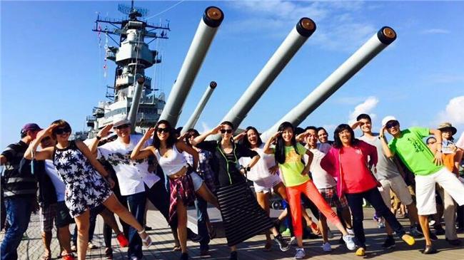 戰艦前這樣拍照　網友：絕對是台灣人