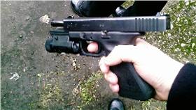 手槍,槍（圖／攝影者Izzard, Flickr CC License）16:9
https://www.flickr.com/photos/izzard/356040793/in/photolist-xsNwn-qwZP5f-qwZPSC-tsfgy-89m1hD-z8pU6-89m4Uv-fRNPUJ-6z6Q2X-6geJ8E-89pgDQ-z8pVh-89m52k-X7UQD-69CFh4-X7UT8-69GRWQ-c3z6yu-c3z6HY-c3z6cY-c3z6nj-GHAfV-X7UUe-7vLrAs-bvhgfm-bCWZ44-niYdWX-jbrfkc-5Y4UGj-dPQcB6-c3zfzy-4qmdor-c3zs9S-9Rv83-c3xvRh-c3xApU-c3xwdy-c3zeb7-c3y52j-4um86u-c3zrFh-HhLir-c3z5oN-c3z5BG-9Rv81-qUrysC-c3zpES-4ojM1x-c3zp7h-nPnfvK