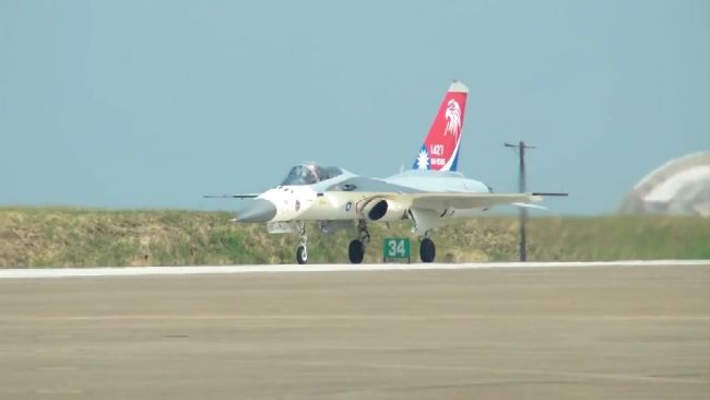 扮航空迷拍戰機　外國人刺探我軍情！