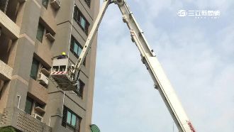 2歲男童反鎖困屋內　出動雲梯車救援