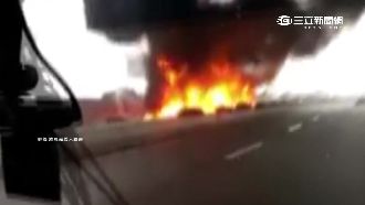 化學車撞3車　樹脂桶滾落燃燒阻國道