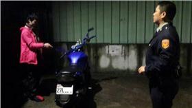 陳嫌指認竊車地點（翻攝畫面）