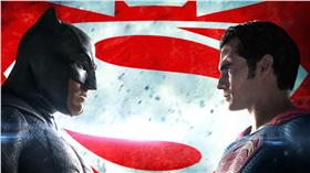 蝙蝠俠對超人　圖／翻攝自華納兄弟臉書