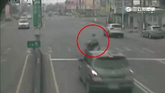 老翁違規迴轉　遭搶黃燈駕駛撞飛不治