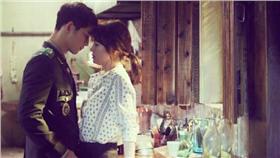 宋仲基,宋慧喬,太陽的後裔-翻攝自太陽的後裔臉書  16:9
https://www.facebook.com/dots20160224/photos/pb.1710977775791879.-2207520000.1458615576./1721995051356818/?type=3&theater