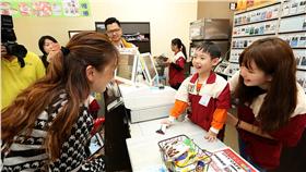 ▲小小店長Special版！慢飛天使變身地表最強超商店員。（圖／統一超商提供）