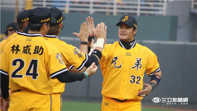 林智勝首局敲安　跨季連百場上壘達成