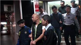 通訊行飄K味　警查獲古董中國手槍