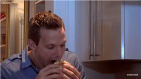 英國科學記者割肉試「味道」
翻攝自每日郵報
http://www.dailymail.co.uk/sciencetech/article-3504070/They-not-dumb-blondes-Women-natural-hair-colour-intelligent-brunettes-red-heads.html