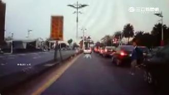 馬路不只三寶　這2人急闖馬路也嚇人