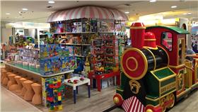 ▲玩具文具暖心送。（圖／北市商業處）