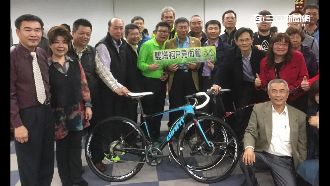 柯文哲雙塔感謝宴　請吃披薩送小禮