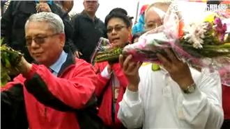 影／下跪求鑽轎腳　媽祖閃魏應充兄弟