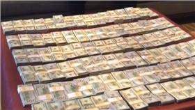 梅威瑟秀出美金現鈔。（圖／翻攝自floydmayweather Instagram）