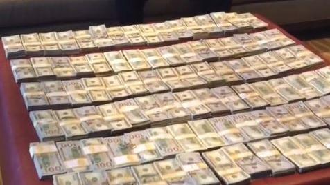 不動手指月入百萬　拳王炫富超高調