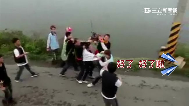 把神明放哪裡？陣頭遶境竟大打出手
