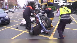 轎車錯過導航竟大迴轉　機車慘被撞翻