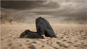 躲,西裝,藏匿,羞愧（達志圖）１６：９