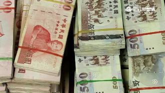 塑身衣藏148萬闖關　姿勢怪異被抓