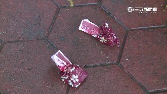 花布包錢沒人敢碰　員警只好帶回警局