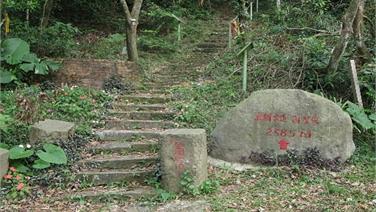 登山隊墜70米深谷　消防隊前往救援