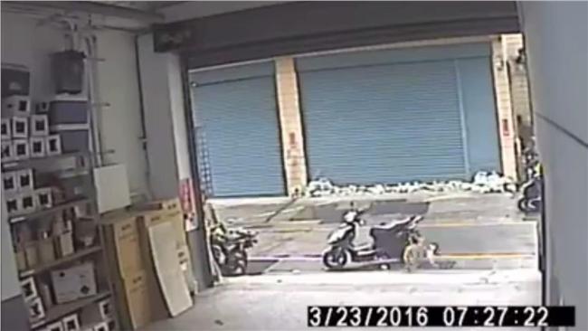 衰！男機車倒了　結果早餐又被狗叼走