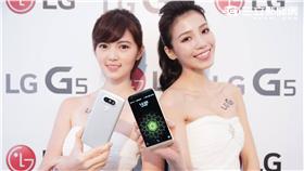 ▲可換電池的金屬機身　LG G5上市售價23900元。（圖／記者李鴻典攝）