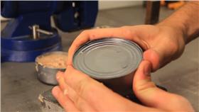 徒手開罐頭／翻攝自YouTube
https://www.youtube.com/watch?v=oH2NahLjx-Y