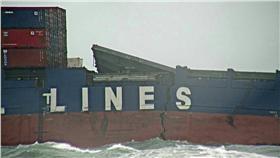 德翔台北貨櫃船斷裂。（圖／取自環境保護署）