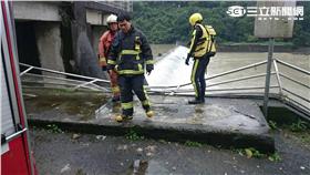 駕駛倒車暴衝掉入新店溪。