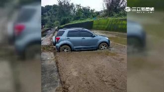 影／女開車誤「卡」田　飛奔警局求救