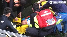 倒車暴衝摔進新店溪。