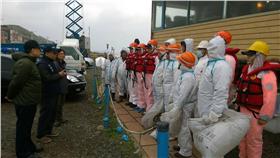 「德翔台北」貨輪翻覆，環保署調派人力清除油汙。（圖／取自環境保護署）