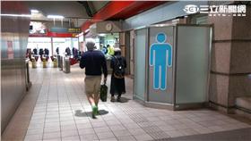 最難持美工刀反鎖在圓山站廁所內。