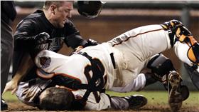 巨人捕手Buster Posey於2011年遭撞(AP)