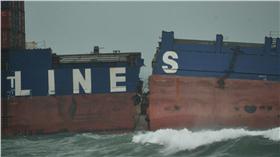 貨輪擱淺斷裂／漂浪島嶼--munch臉書