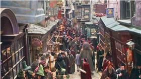 哈利波特斜角巷場景
翻攝自harrypotter.wikia
http://harrypotter.wikia.com/wiki/Diagon_Alley