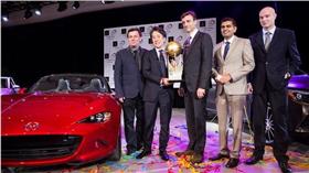 2016年3月25日／馬自達擊敗奧迪賓士 奪世界年度車大獎／2016紐約國際汽車大展25日（當地時間）登場，會前投票選出2016世界年度車大獎，由日本馬自達精典敞篷車MX-5拿下。（圖／中央社記者黃兆平紐約攝 ） 