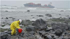 2016年3月25日／擱淺貨輪斷裂漏油  清除海岸汙染／「德翔台北」貨輪（圖）25日完全斷裂，漏油汙染新北市石門海岸，環保單位與船公司出動人員在海岸清除汙染。因範圍很大，調度一個貨櫃的吸油棉除汙。（圖／中央社記者黃旭昇新北市攝）