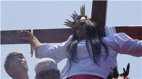 2016年3月25日／良善週五  菲女釘上十字架／羅馬天主教25日度過「良善週五」，菲律賓2名贖罪者在距馬尼拉約50公里的巴恩崩鎮重演耶穌蒙難歷程。（圖／中央社記者林行健巴恩崩鎮攝）