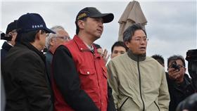 張善政（前右）視察漏油汙染海岸的狀況。 環保署長魏國彥（左起）與新北市長朱立倫陪同說明。 中央社