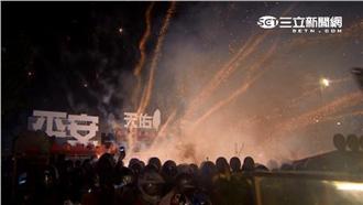 瘋鹽水蜂炮　阿豆仔搭機來「討皮痛」