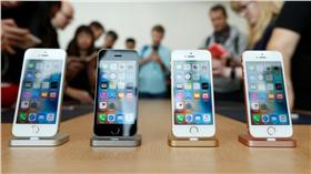 iPhone SE（圖／路透社／達志影像）