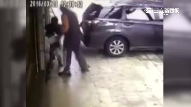 狠父連踹兩大腳　男童撞鐵門瑟縮痛哭