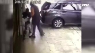 狠父連踹兩大腳　男童撞鐵門瑟縮痛哭