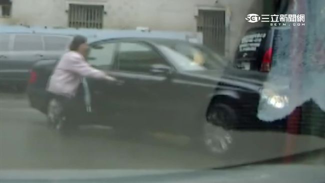 車忘打P檔　駕駛跳上車竟踩成油門