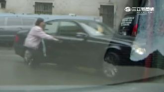 車忘打P檔　駕駛跳上車竟踩成油門